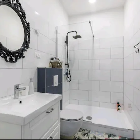 Apartment Just Like This - Cityapartment With Netflix Split